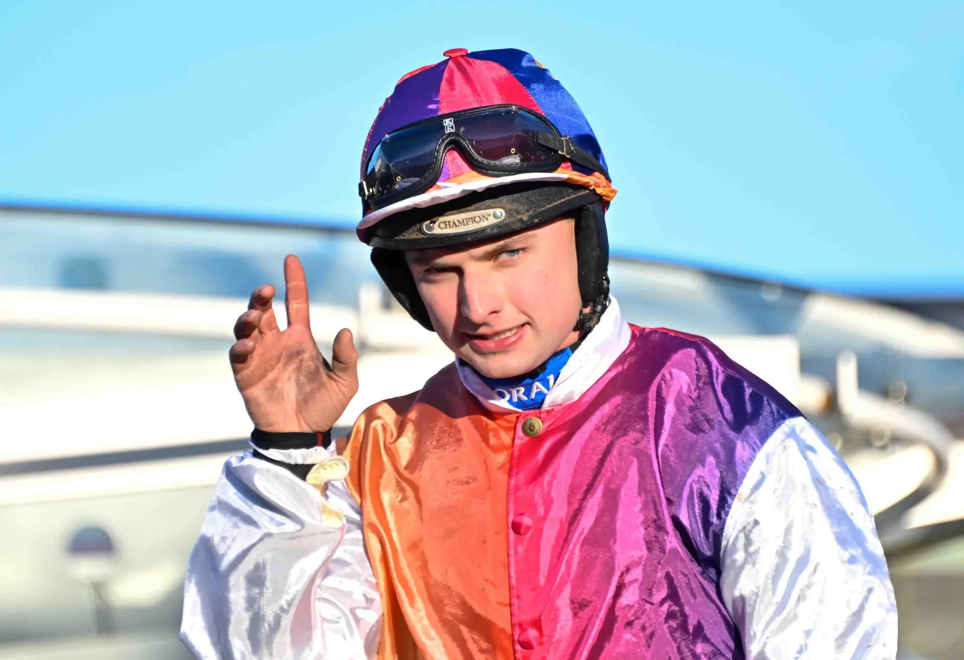 Cheltenham, UK. 16th Nov, 2024. Sean Bowen salutes the crowd after winning the 12.40 Josh Wyke Birthday Novices' Limited Handicap Chase at Cheltenham Racecourse, Cheltenham